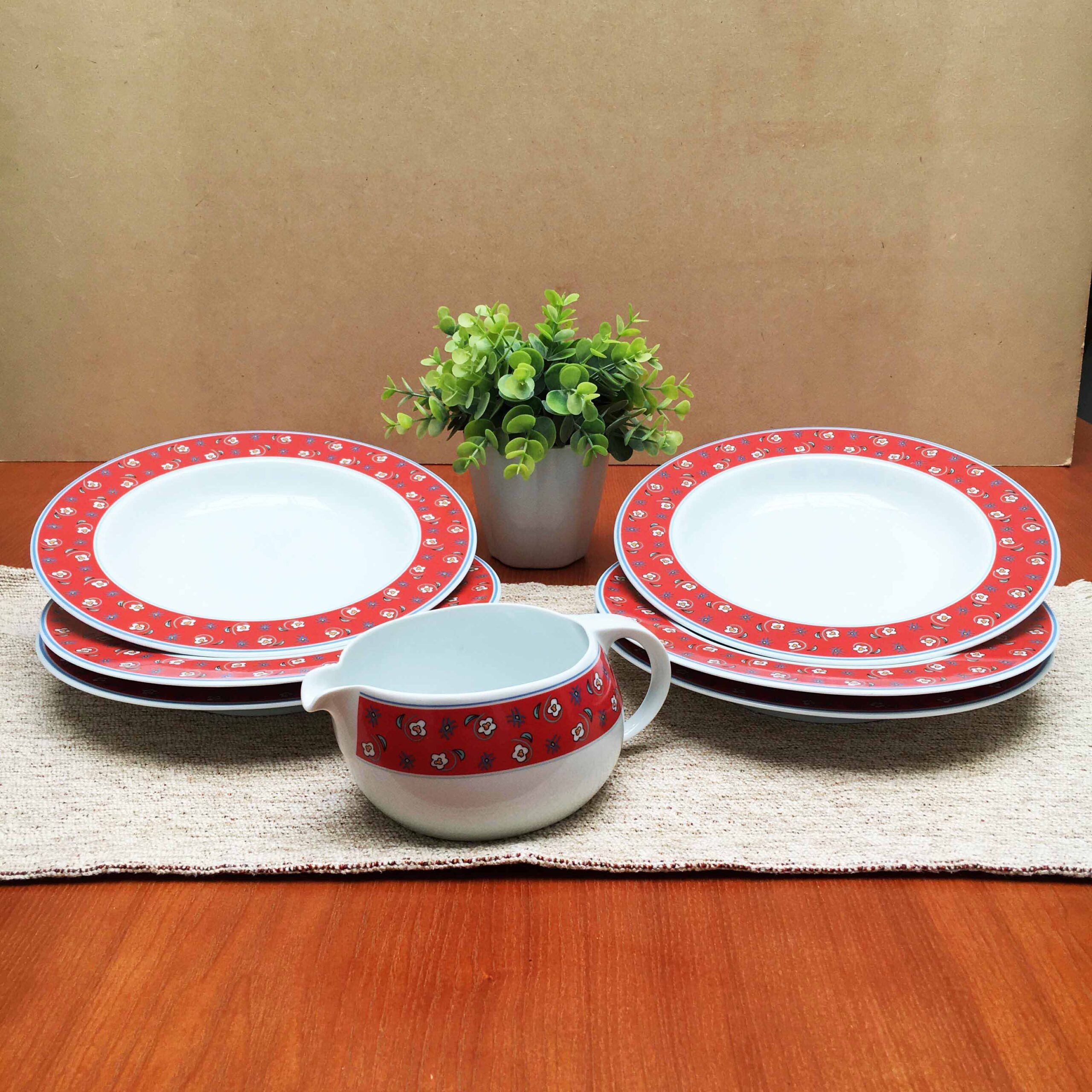 Porcelana. Platos Hondos con Salsera modelo Rojo - Set x 7